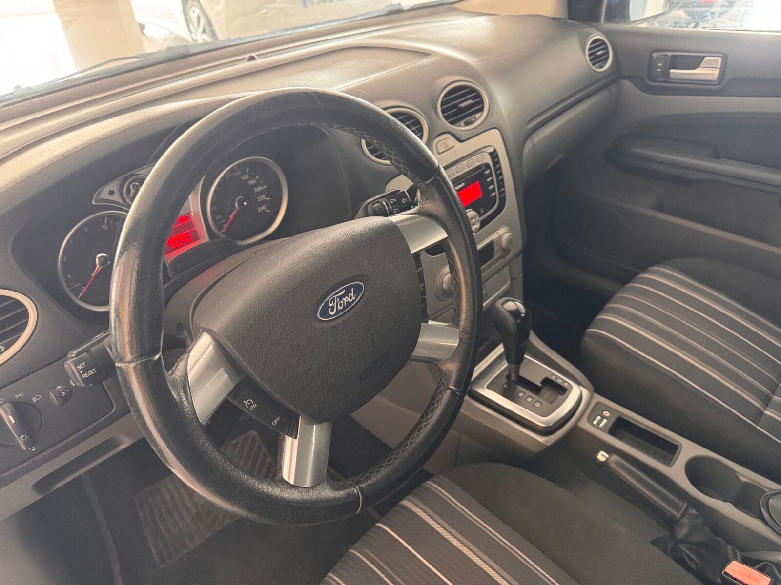 FORD Focus 1.6i 100cv Trend 5p Automático